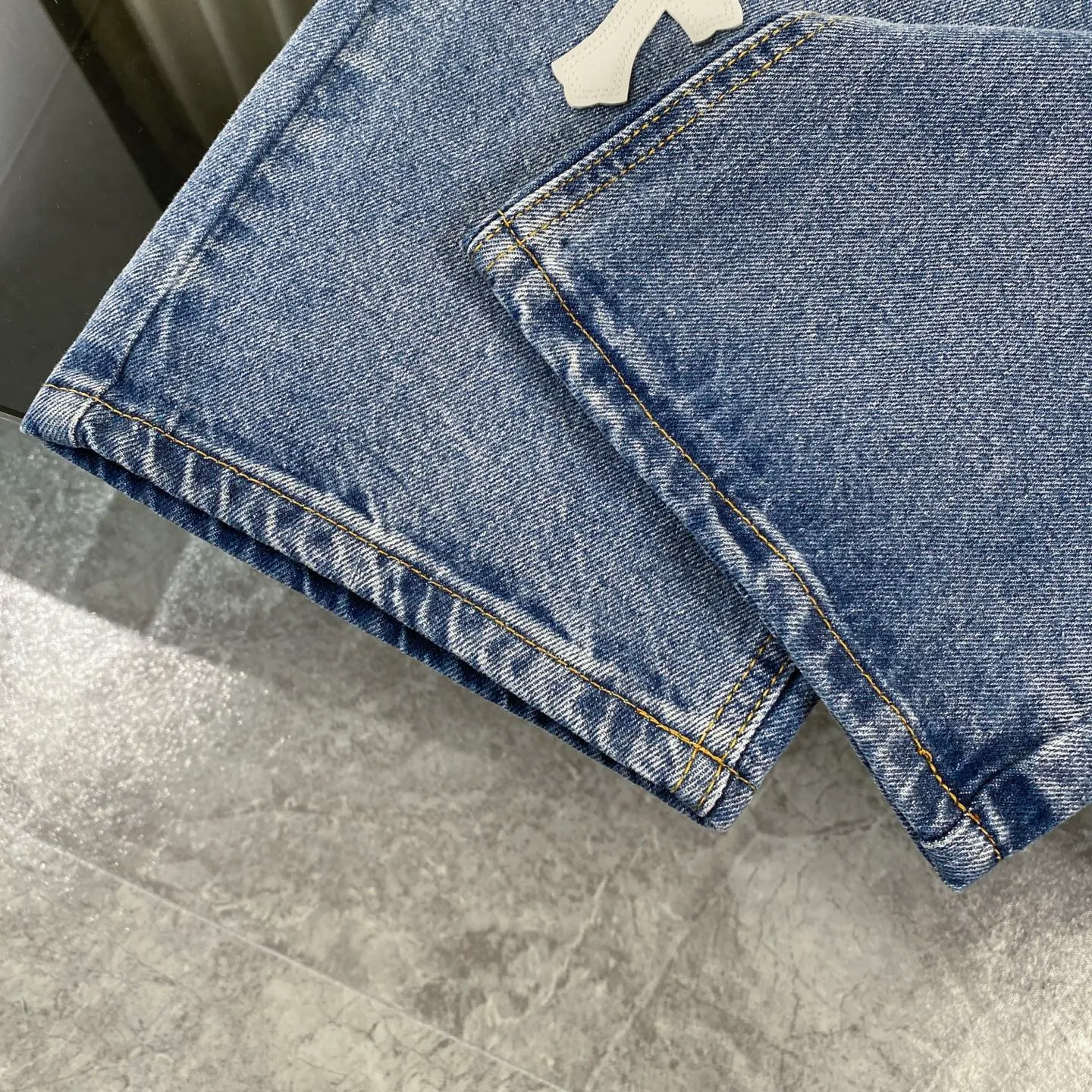 🅿️280 chrome hearts 2025 new city limited leather label jeans vi Top heavy industry fashionable design] Consistent high street luxury style creation. Speaking of this style, the Zangyin family and GU family are definitely among the leading representative brands. Especially the Zangyin family has really achieved a state-of-the-art effect in creating high street style. It is made of unique washed materials. The color system of this model is already quite eye-catching. After it is decorated with patchwork cross flowers, it cleverly highlights the charm of the brand. Secondly, this model uses classic The classic high-waist cutting design highlights the long legs and the fashionable temperament of the upper body. The brand is highly recognizable and the slim fit configuration is more suitable for daily wear. This product is a product that interprets personality, fashion, and specifications at a glance. This single product is enough to make any fan excited. It can be a white T-shirt for youthful preppy style, or a tight sling for royal lady style. It has strong matching ability and can be easily controlled by men.  [Material and craftsmanship] Needless to say, this point goes without saying. As an excellent craftsman brand, Zangyin has really perfect requirements for details and craftsmanship. The washed color of this model has gone through so many processes, not to mention the embellishment of the denim appliqués. It is also purely handmade and sewn. Just like what they believe in, only handmade things have soul and have the meaning of wear. A top-notch heavy-duty fashionable denim item, I look forward to your perfect interpretation! !  Size:28-34
